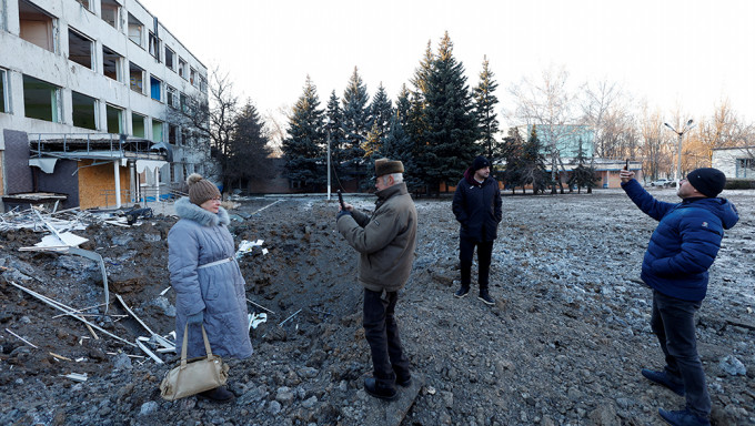在克拉马托尔斯克市，人们在俄军声称发动报复袭击的现场拍照。路透