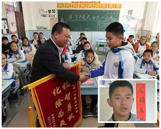 劉先生到學校向崔永信送上一面錦旗。