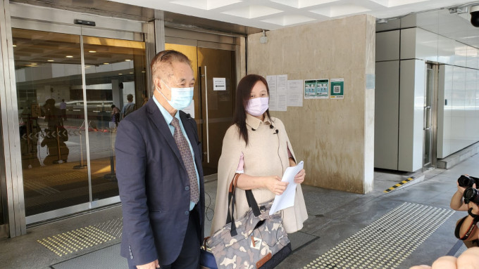 網媒女記者在郭卓堅陪同下入稟高院。蕭文軒攝