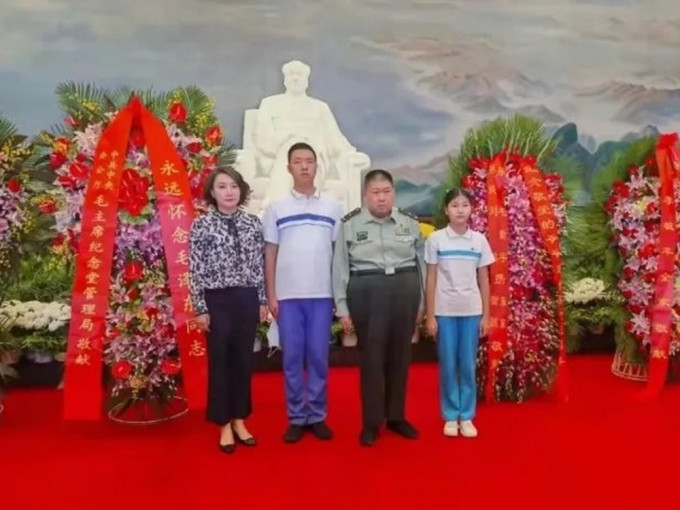 毛新宇到毛主席纪念堂，悼念祖父毛泽东。网图