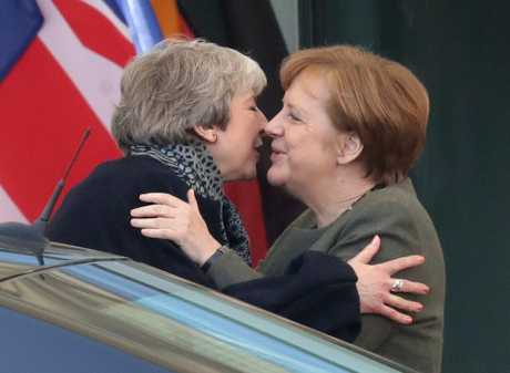 （左起）英國首相文翠珊今天與德國總理默克爾會面。AP