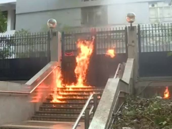 尖沙咀警署門外梯級有人掟燃燒彈。港台圖片