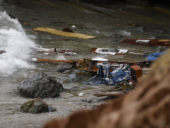 在圣地亚哥海岸附近一艘船只翻覆，残骸被冲上岸。AP图片