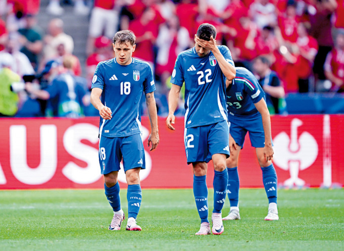 意大利卫冕失败，球员赛后垂头丧气。