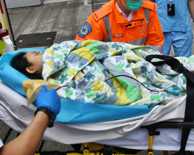 女傭昏迷被送往天水圍醫院治理，恢復清醒後轉送往屯門醫院留醫。