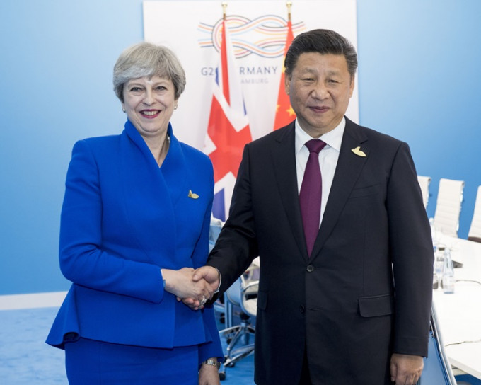 习近平在20国集团峰会期间与英国首相文翠珊会面。新华社