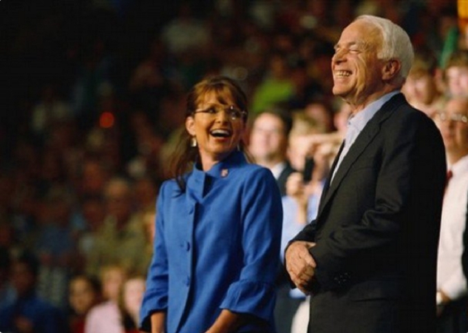麦凯恩08年参选总统时，挑选了佩林做竞选拍档。