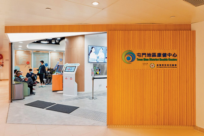 「健康心靈先導計劃」中，新生會經屯門地區康健中心接受轉介個案。