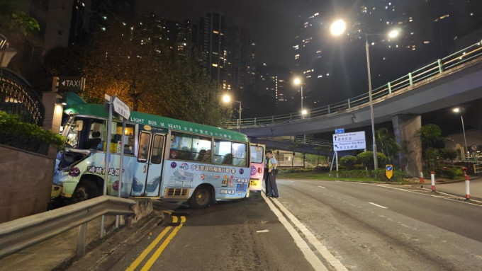 小巴失控越過對面行車線，直撞愛都大廈外牆。