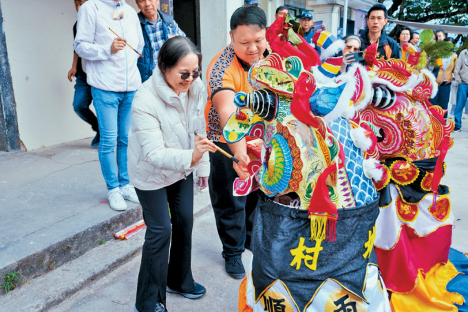 沙頭角谷埔舉辦消失30年的新年客家麒麟巡遊。