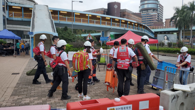 十多名红十字会人员下午近5时离开校园