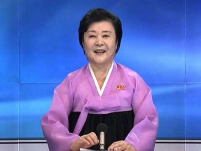 現年75歲的北韓國寶級女主播李春姬，周三宣佈退休，正式結束47年的主播生涯，「咆哮」報導方式成為絕響。(網圖)