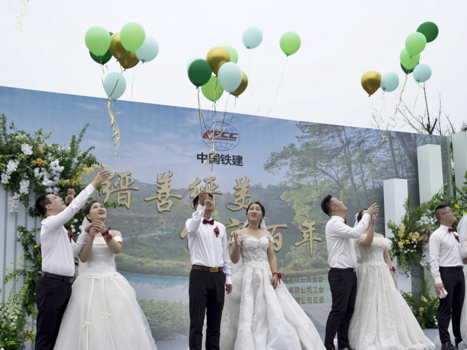 內地湧現「補償式婚禮潮」。新華社資料圖片