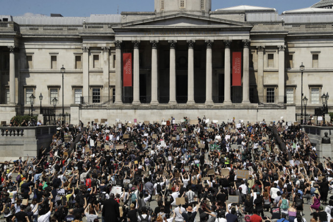 英国伦敦有民众声援美国示威者，抗议美警滥用暴力。AP图