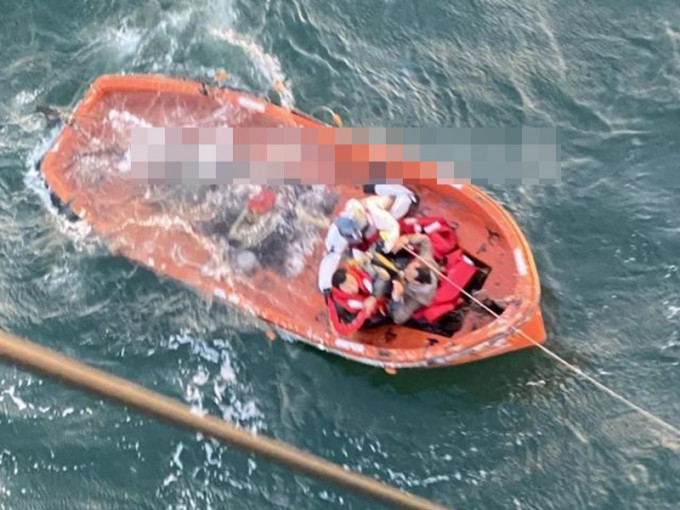 救助船赶到场成功救起3人。网图
