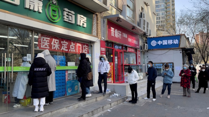北京有大批民众到药房谘询和购买药品。路透社图片