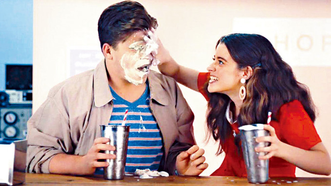 在澳洲政府性教育宣傳片中，一名女子把奶昔塗在男友臉上。