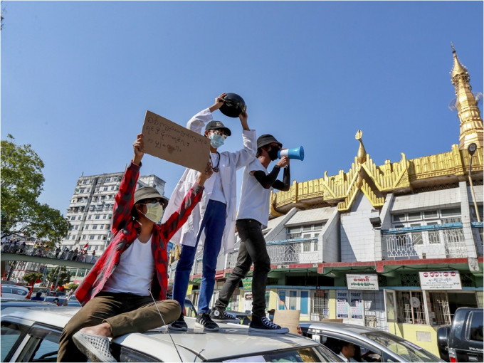 60名缅甸警员倒戈加入示威行列。AP
