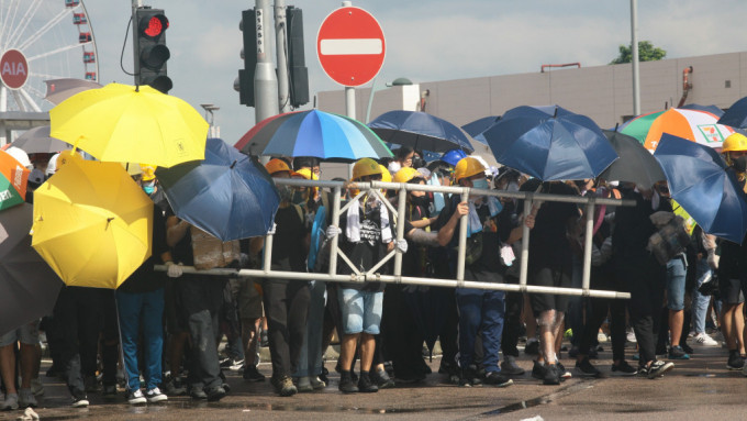 案發日在金鐘一帶有大批示威者集結，衝擊警方防線。資料圖片
