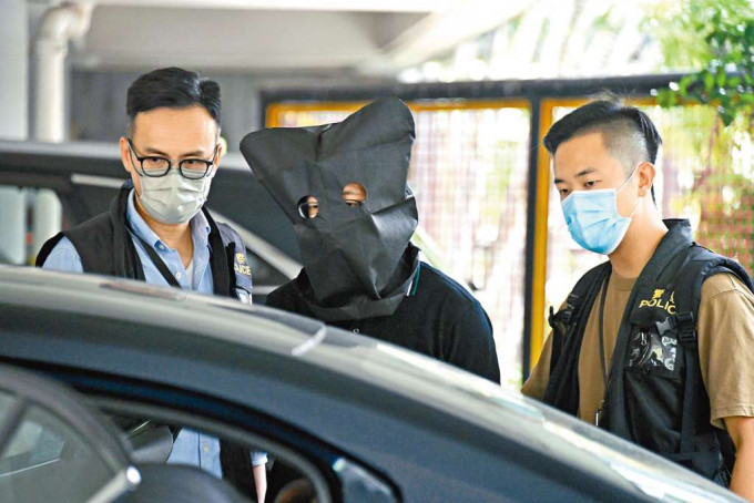警方押同其中被捕男子林X明搜查其車輛。