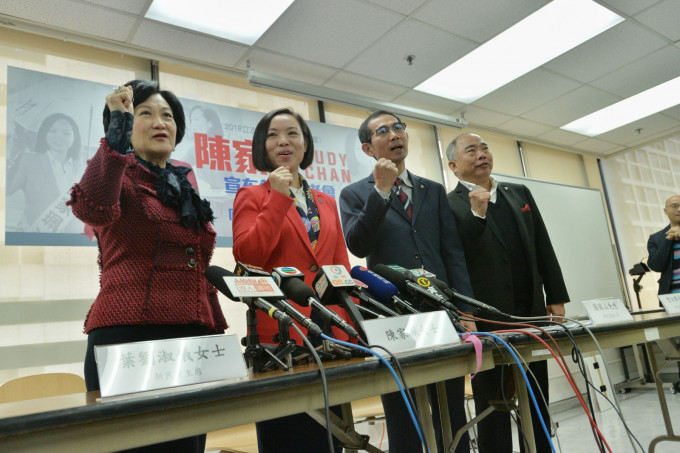 陳家珮(左二)宣布參選，強調維護基本法。