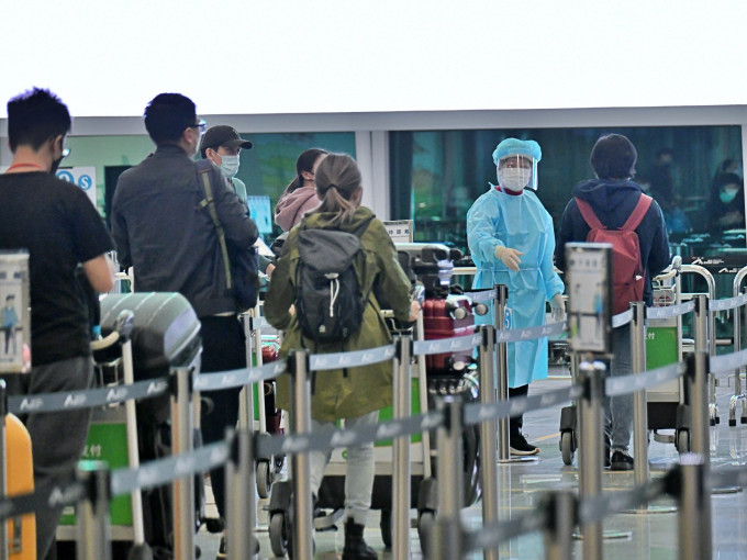 早前一班迪拜经曼谷来的阿联酋航空航班，发生群组感染个案。资料图片