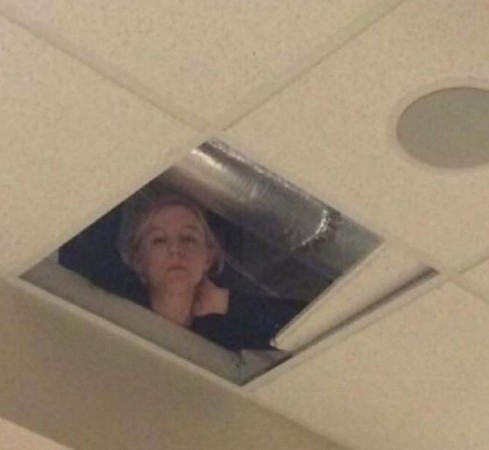 老師「藏」天花板監視引熱議。網上圖片