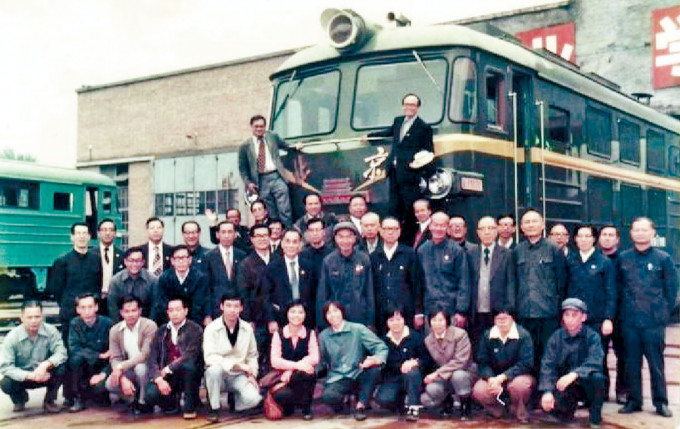 ■香港工商界代表團於一九七七年到北京考察，成員包括胡應湘（上左）及李嘉誠（上右）。合和實業有限公司提供圖片