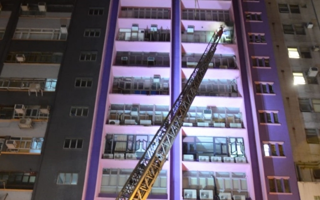 消防使用雲梯向單位注水。
