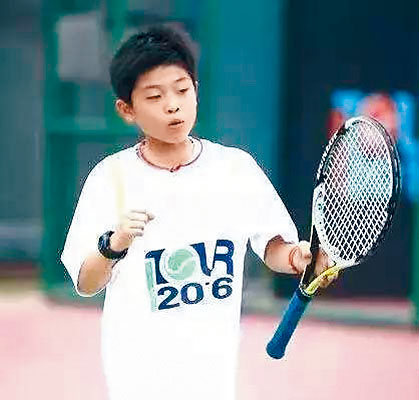 吴易昺4岁时为减肥接触网球，自此展现非凡天赋。