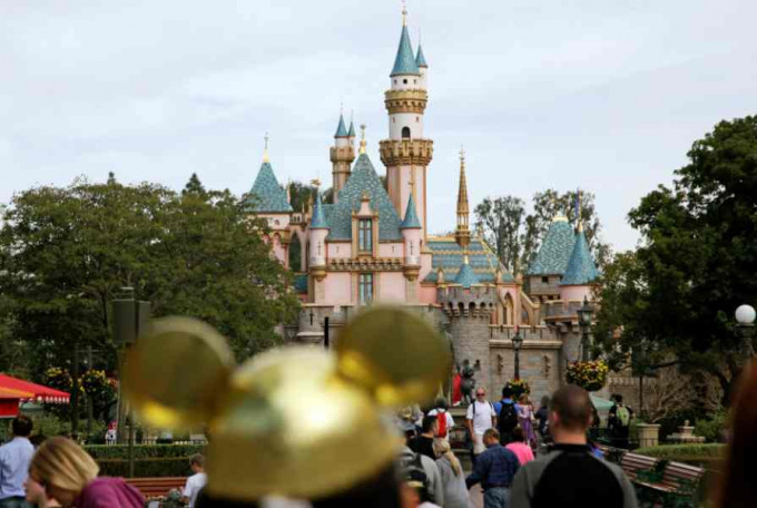 迪士尼全球12个主题公园已相继因应疫情而暂时关闭。AP资料图片
