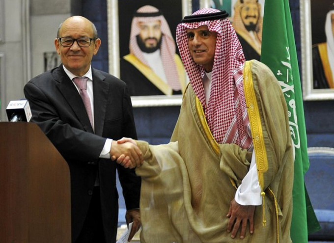 法國外長里德里昂（左）周六抵達卡塔爾進行訪問。美聯社