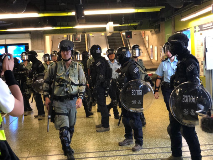 防暴警察在灣仔站內戒備。
