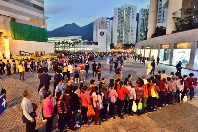 在往返东涌市中心及大桥香港口岸的B6巴士站出现多条候车人龙。