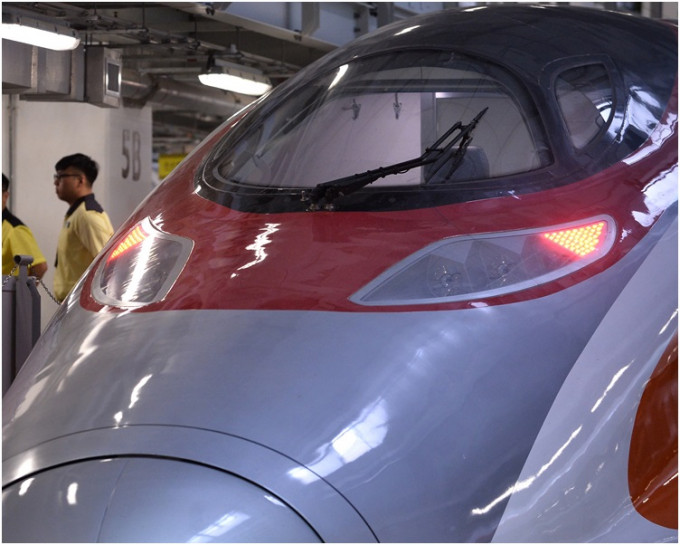 广深港铁高铁长途列车则可直达北京、上海、昆明、桂林、贵阳等城市。