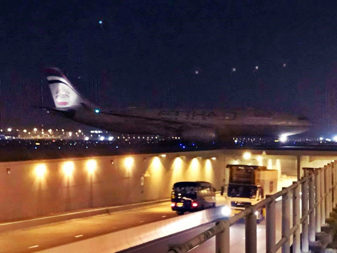 飞机深夜空安全降落香港机场。(图片来源 :Thomas Kong 香港航空讨论区)