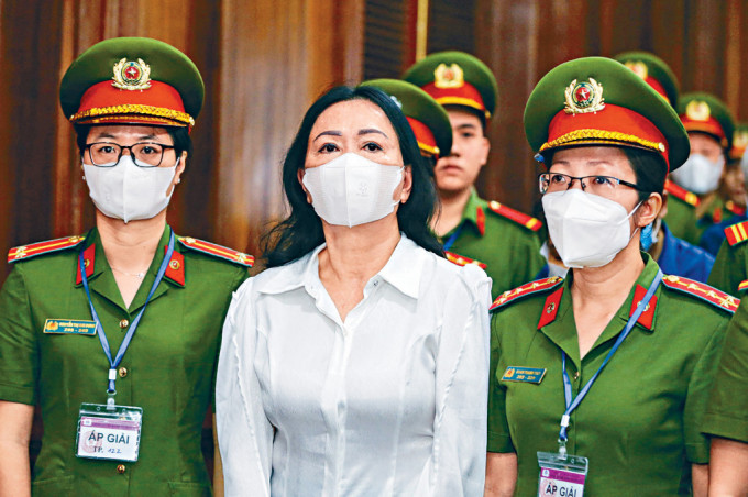 越南女首富张美兰昨日被押送至胡志明市法庭。