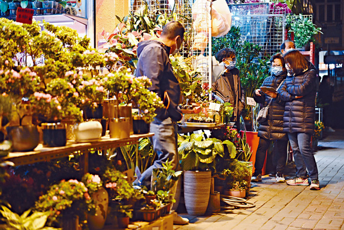 花農業界昨與食環署會晤，希望政府恢復舉辦年宵市場。圖為市民在旺角花墟市集購買鮮花。