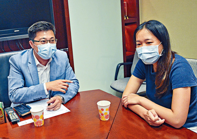 颜汶羽（左）希望政府协助解决青年失业问题。