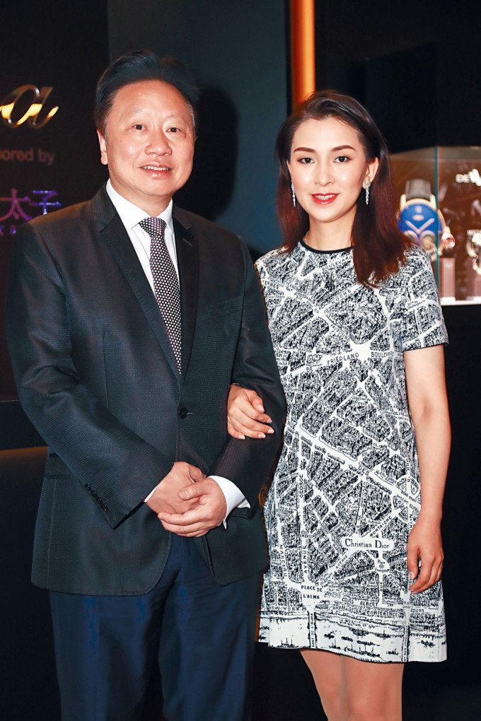 邓钜明与太太邓宣宏雁今个暑假都留港消费没外游，齐齐支持香港零售业。