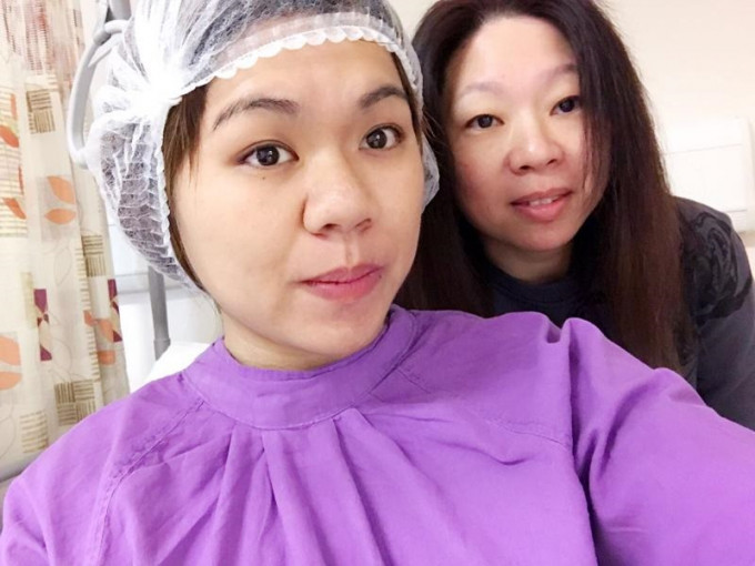 郑小姐(前)做手术前与母亲(后)在病房内合照。图片由家属提供