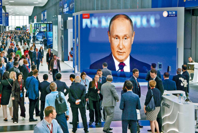 普京上周五在聖彼得堡國際經濟論壇發表演說，論壇參加者在屏幕前觀看。