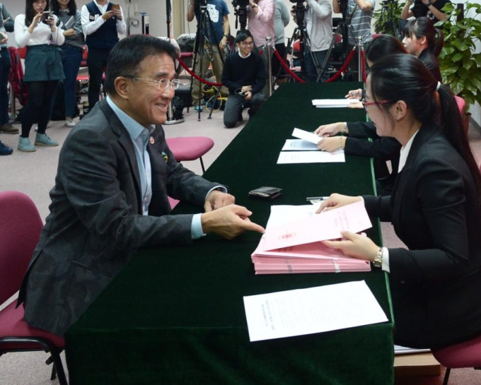 田北辰到选举工作办公室领取报名表。