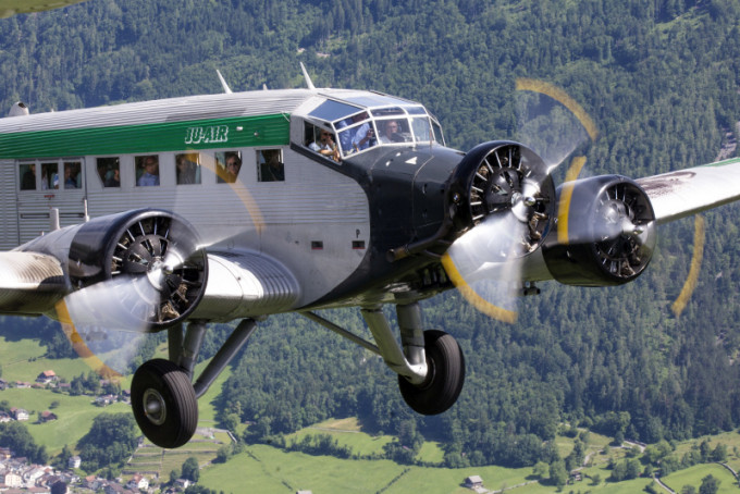 二战古董飞机坠落瑞士山区，机上20人全部遇难。AP资料图片