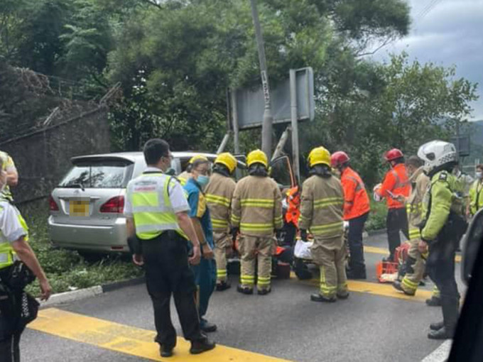 消防員及救護員到場協助救出女司機。fb「香港突發事故報料區」Frankie Poon圖片