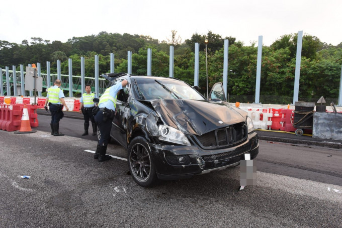 一輛私家車於粉嶺公路失控掃毀約20個水馬，警員抵至司機失蹤。