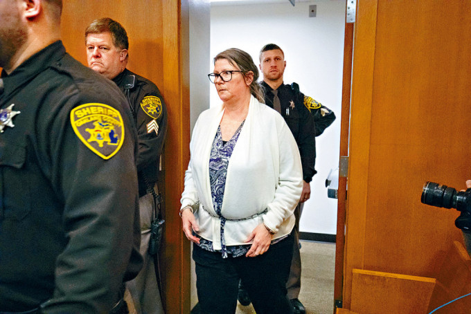 珍妮弗周二到密歇根州奥克兰县巡回法院听取判决。