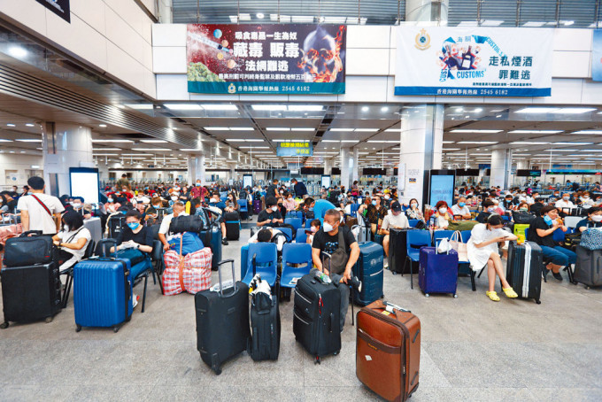 疫下香港与内地封关两年多，近日部分入境措施获放宽。