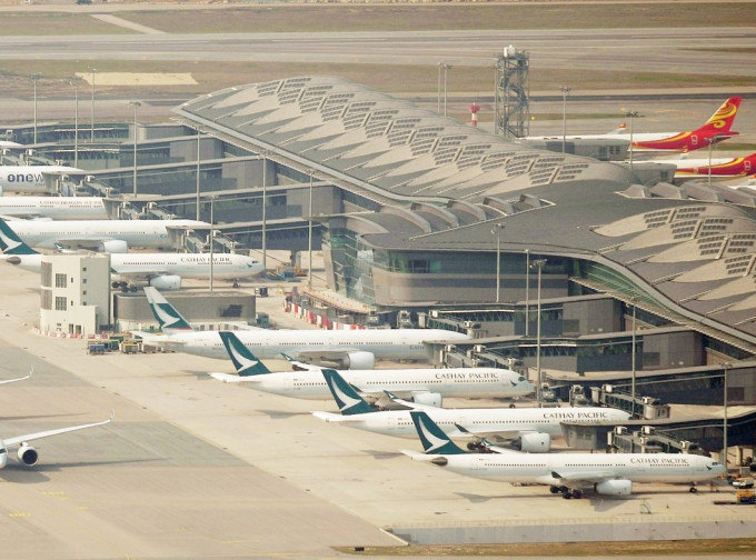 機場上月份航空交通量持續受疫情影響。資料圖片