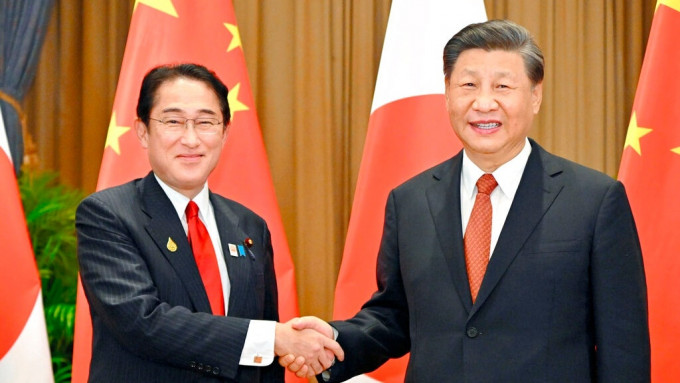 習近平（右）與岸田文雄會晤。（AP）